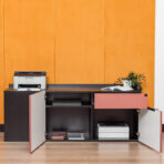 kontener przy biurku z miejscem na papier i dokumenty