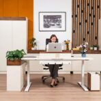 meble do gabinetu z biurkiem regulowanym