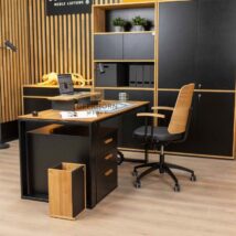 nowoczesne biuro z czarnym drewnianym biurkiem