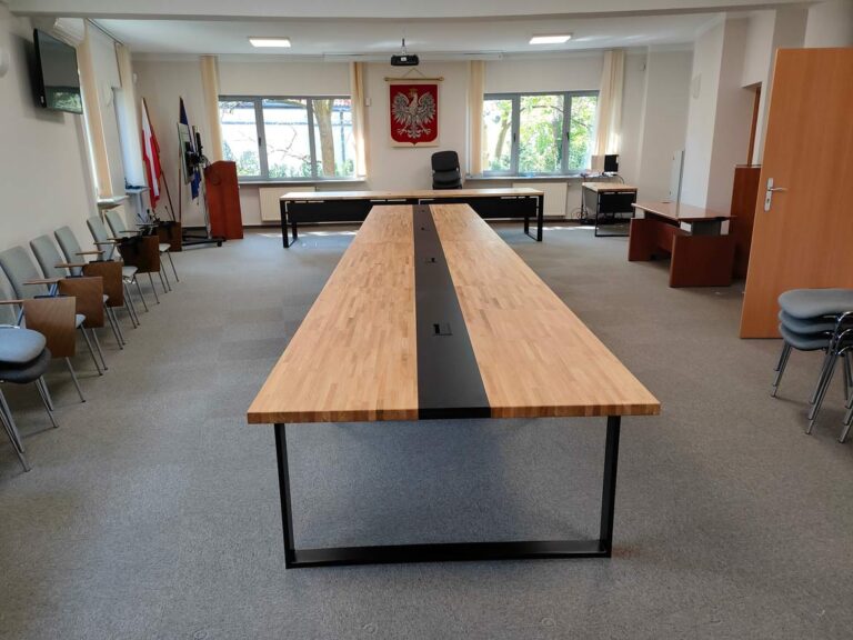Meble do sali obrad w Urzędzie Miasta w Warszawie