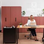 biurko wygodne dla małego zespołu