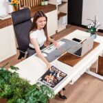 biurko z dużą powierzchnią roboczą