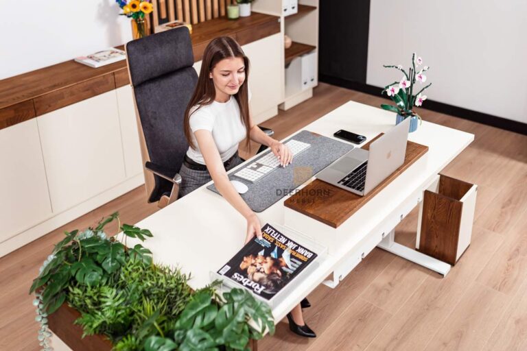 biurko z dużą powierzchnią roboczą