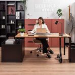 biurko z kontenerkiem klasyczne w nowoczesnym wydaniu