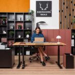 biurko z szafką na komputer i drukarkę