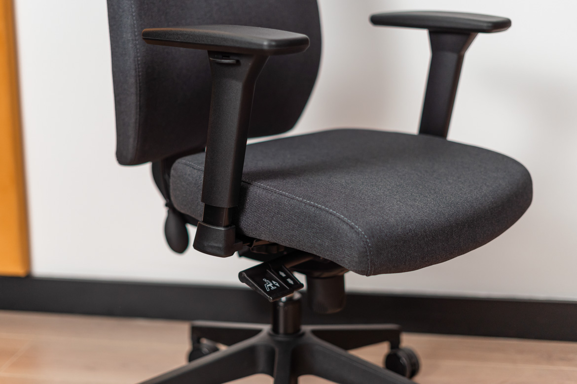 fotel-obrotowy-z-amortyzacja-siedziska fotel obrotowy z amortyzacją siedziska