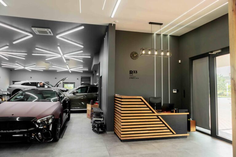 Kompleksowa aranżacja studia detailingowego R33 w Opolu – meble Deerhorn