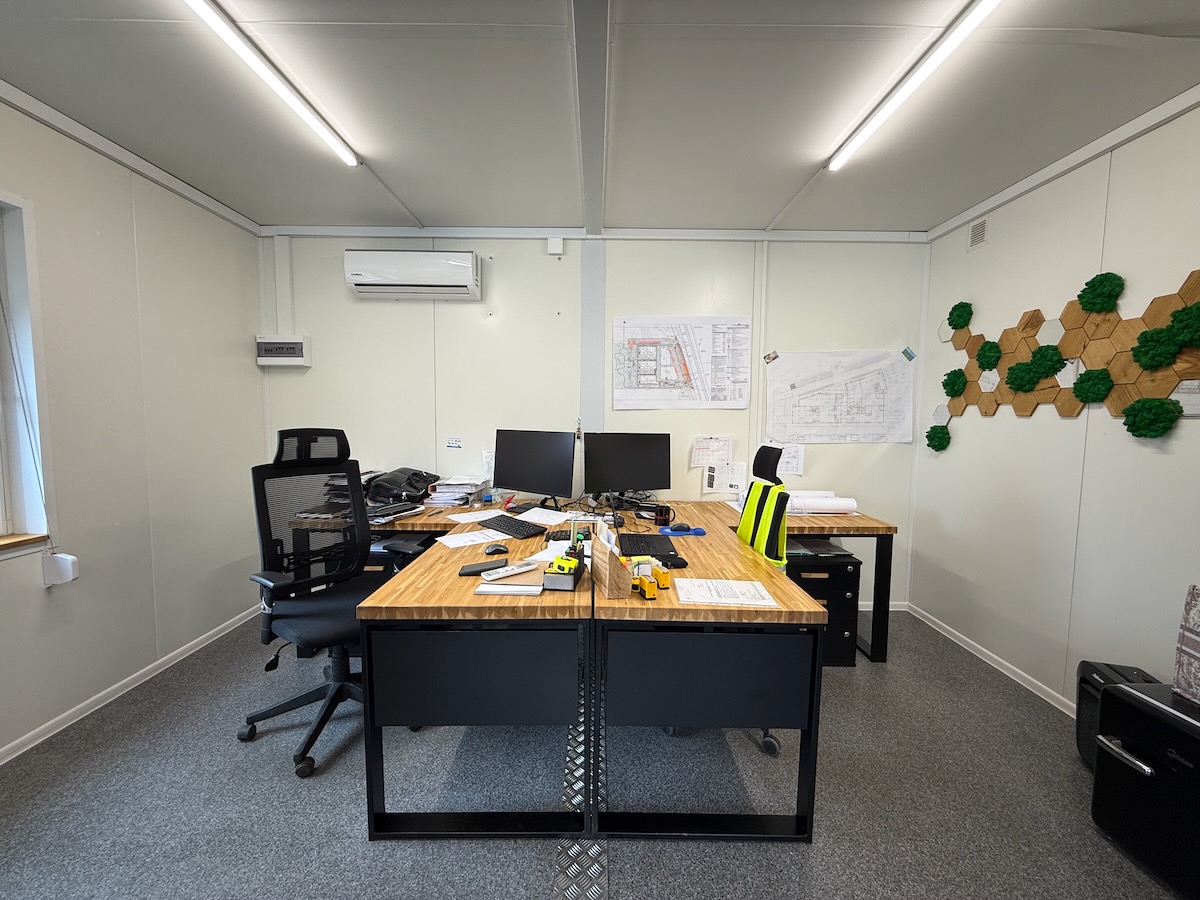 Meble do biura w kontenerze dla firmy budowlanej