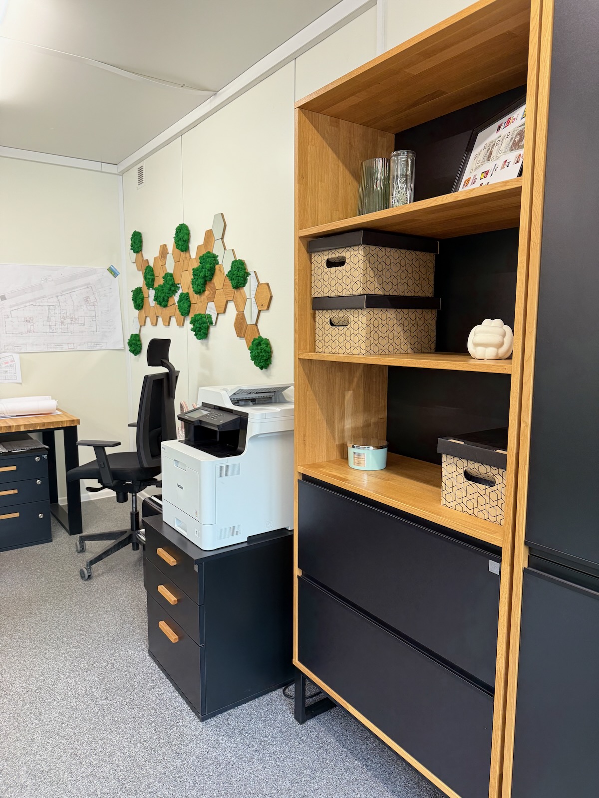 Meble do biura w kontenerze mobilnym