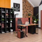 meble do biura z biurkiem regulowanym