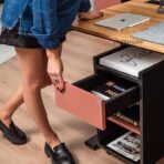 nowoczesne biurko z szafką na dokumenty