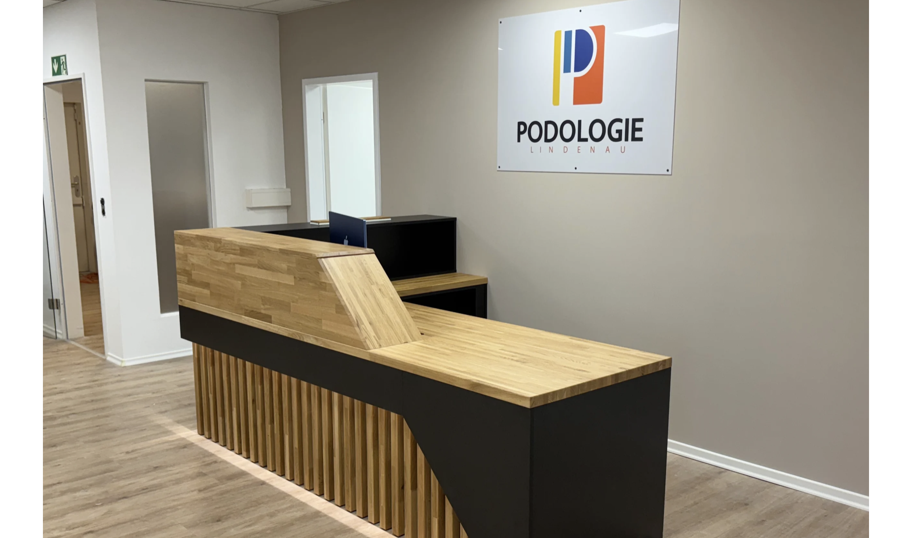 Podświetlana recepcja w placówce medycznej Podologie Lindenau w Niemczech