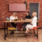 stół do integracji i rozmów zespołowych