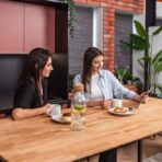 stół z drewnianym blatem i czarną podstawą