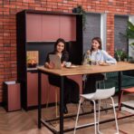 stół z drewnianym blatem i czarną stalową podstawą