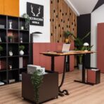 zestaw biurowy z biurkiem i szafkami