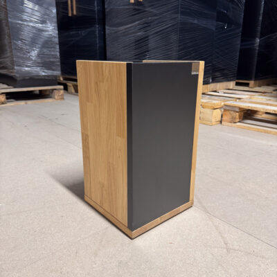 Czarny kosz na śmieci do biura