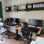 biurko-podnoszone-na-wiele-monitorow