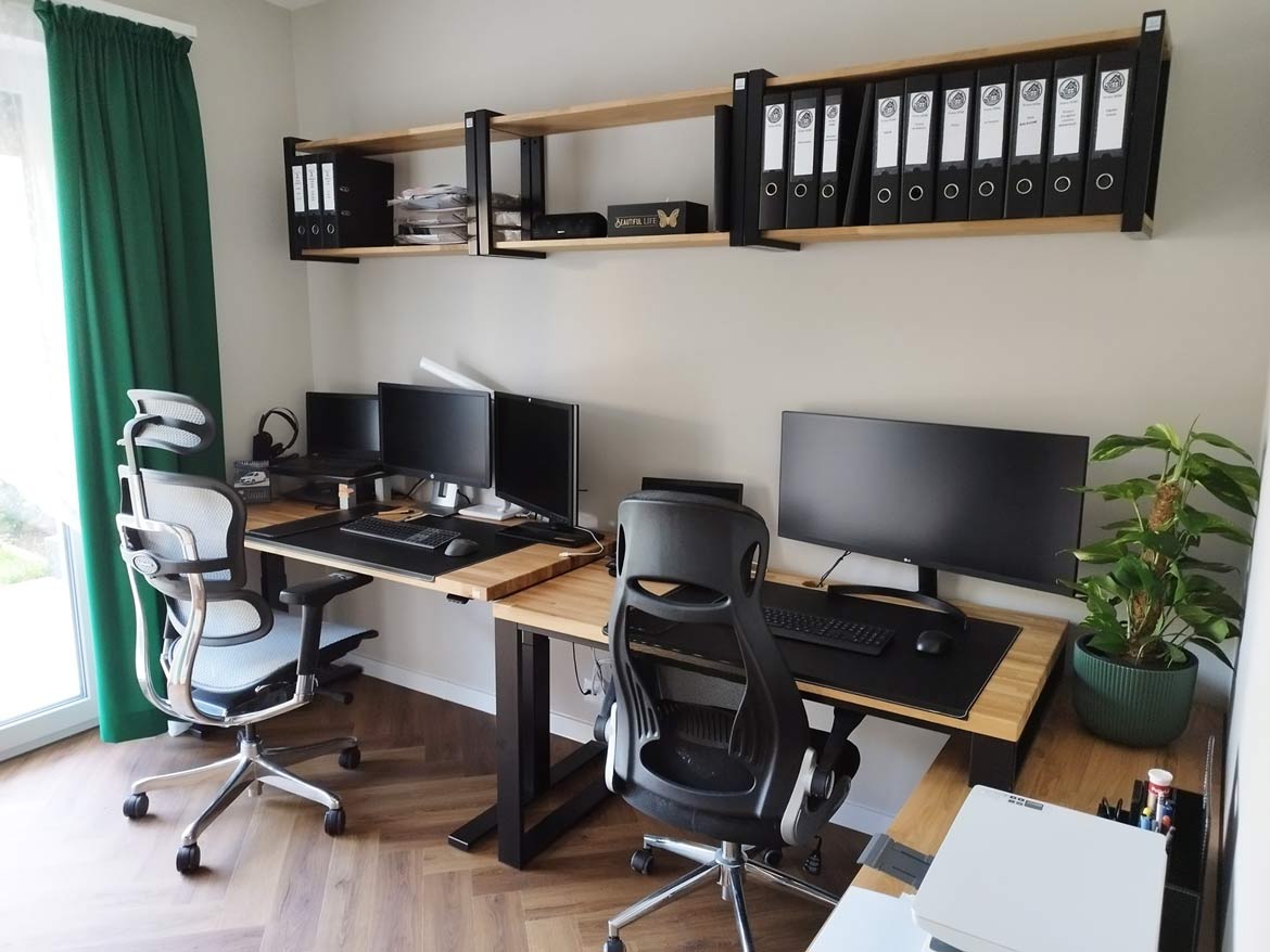 biurko-podnoszone-na-wiele-monitorow