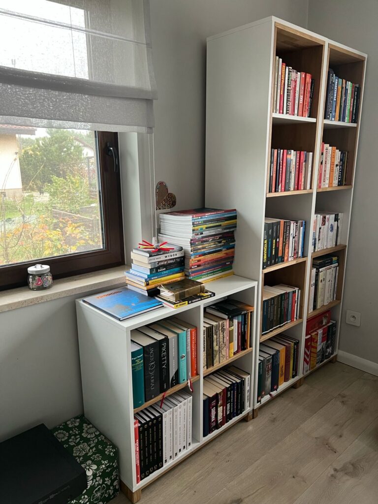 Biały regał i komoda do domowej biblioteki we Wrocławiu