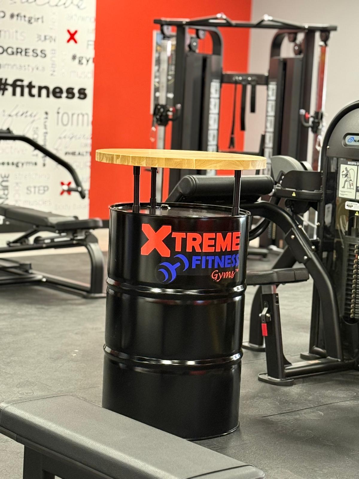 Stolik beczka dla sieci siłowni od Deerhorn