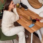 toaletka z białymi nogami