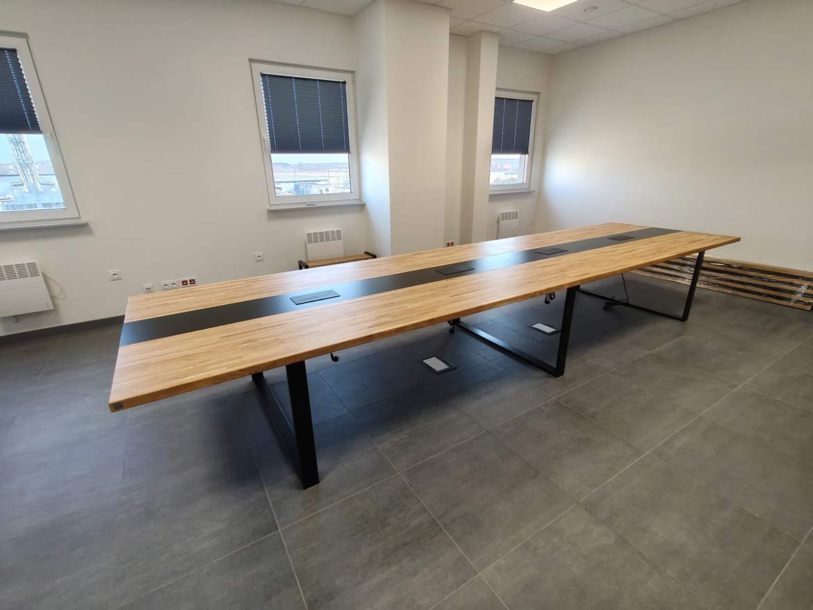10-metrowy stół konferencyjny dla Grupy Polmlek w Warszawie
