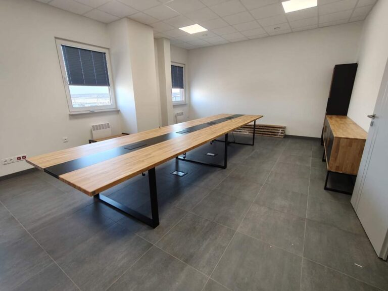 10-metrowy stół konferencyjny dla Grupy Polmlek w Warszawie