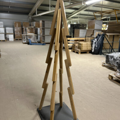 Drewniana dekoracyjna choinka geometryczna do firmy