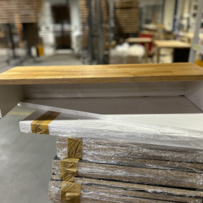 Biała nadstawka pod monitor