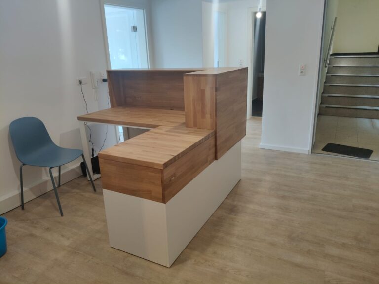 Biała lada recepcyjna dla niemieckiej firmy Gesundheit Wurmtal Praxis fur Ergotherapie