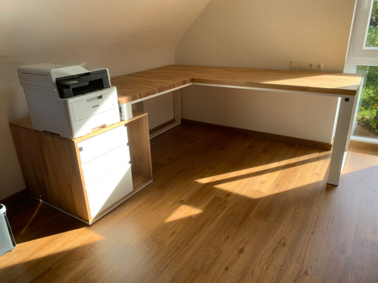 Białe biurko do części narożnej domowego biura Pana Oliviera z Niemiec