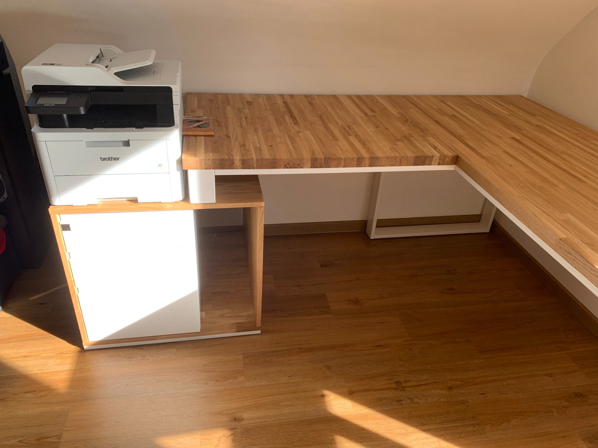 Białe biurko do części narożnej domowego biura Pana Oliviera z Niemiec