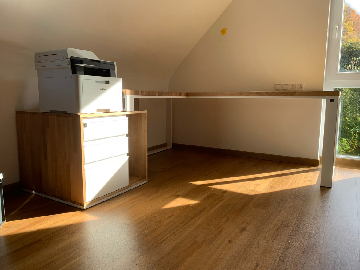 Białe biurko do części narożnej domowego biura Pana Oliviera z Niemiec