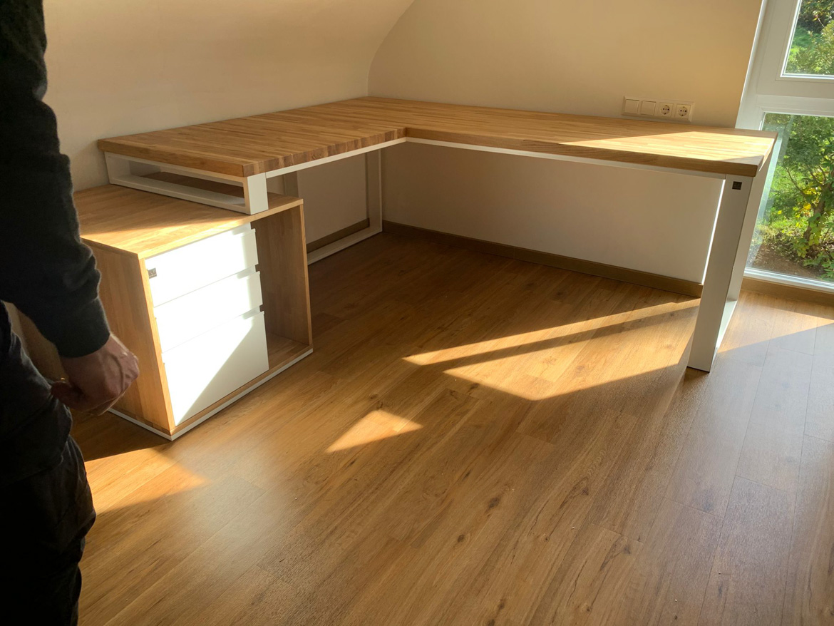 Białe biurko do części narożnej domowego biura Pana Oliviera z Niemiec