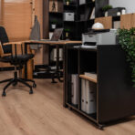 biurko do małego biura z kompaktową szafką pod drukarkę