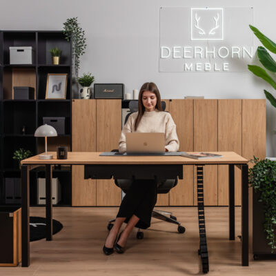 biurko gabinetowe z blatem i czarnymi metalowymi nogami