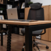 biurko gabinetowe z systemem prowadzenia kabli pod blatem