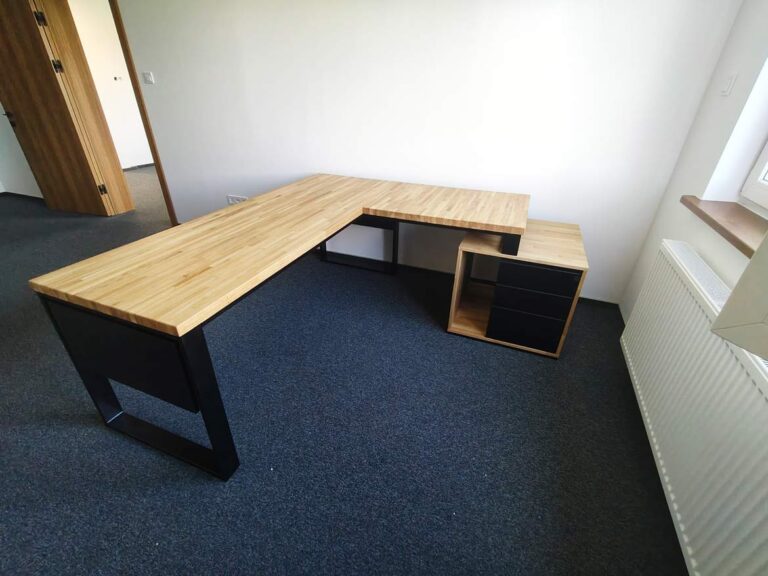 Biurko narożne z kontenerkiem dla AGM Łabza Sp. z o.o.