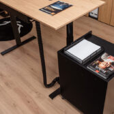 biurko-podnoszone-z-kontenerkiem-do-pracy-z-laptopem-w-biurze