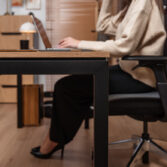 biurko z imitacją dębu naturalnego do eleganckiego biura