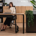 biurko z imitacją drewna z funkcjonalną szafką pod drukarkę