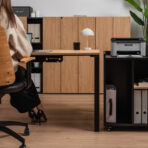 biurko z imitacją drewna z kontenerkiem pod drukarkę