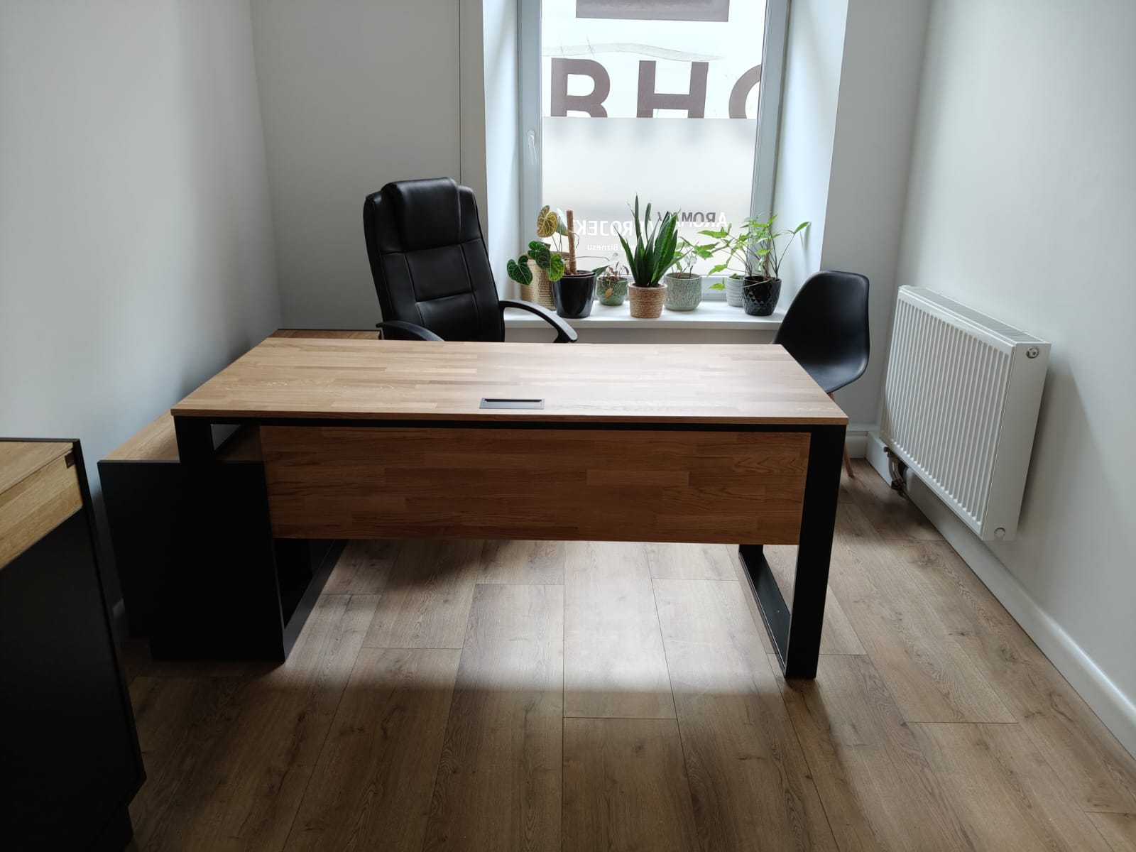 biurko z kontenerkiem dla firmy z łodzi