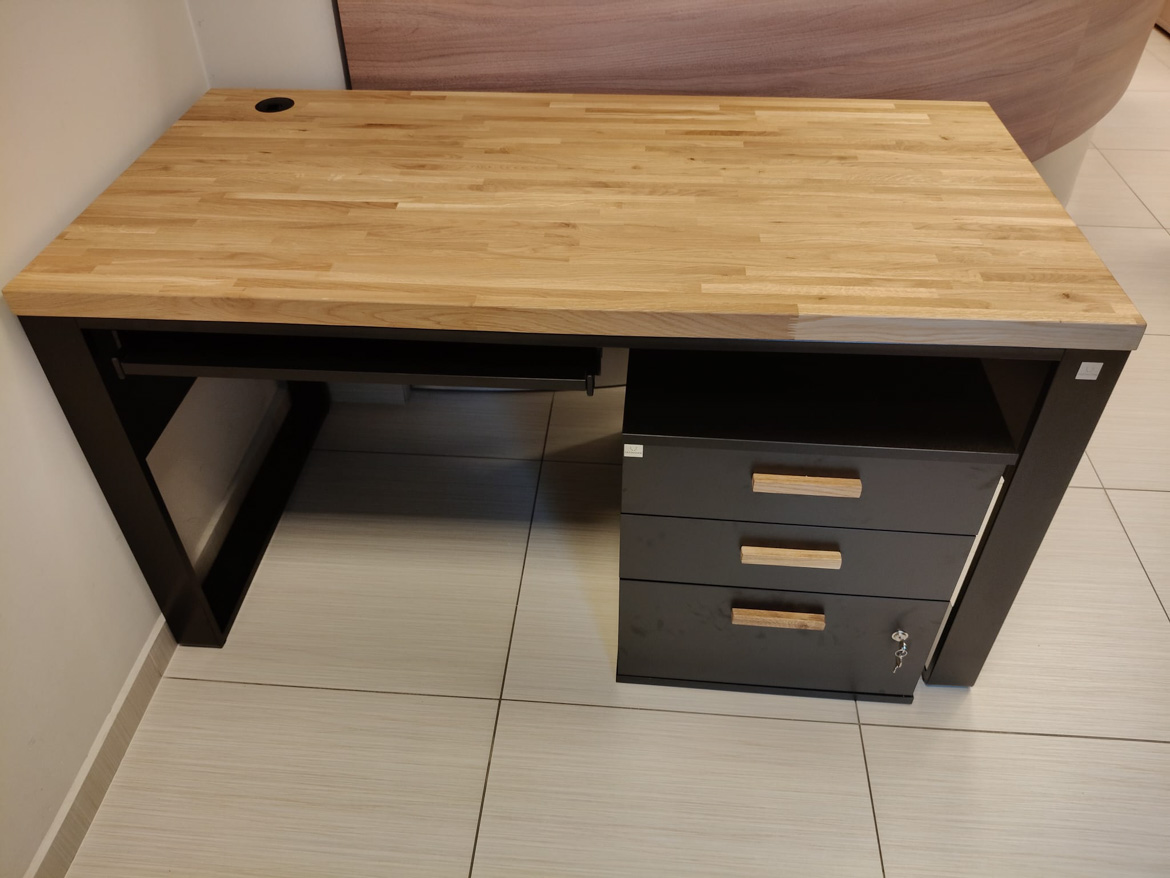Biurko z kontenerkiem i dębowym blatem dla firmy RODIS z Wrocławia