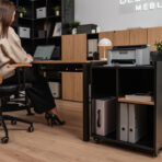 biurko z kontenerkiem pod drukarkę do nowoczesnego biura