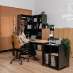 biurko z szafką pod drukarkę i przestrzenią na katalogi