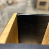 czarny kosz pod biurko