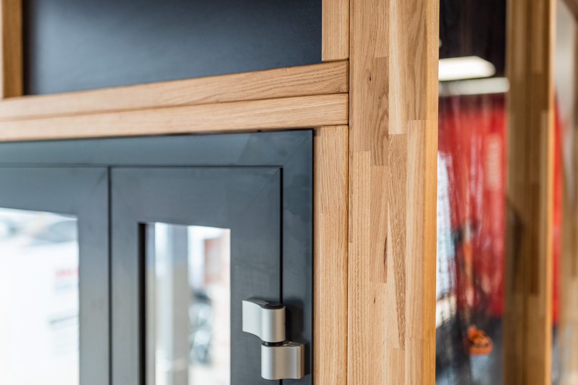 drewniane wykończenie wejścia siłowni