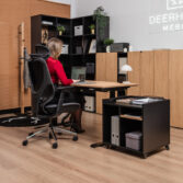 kompaktowe biurko w domu sit-stand i kontenerkiem